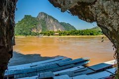 Een mening over de machtige Mekong Rivier van binnenuit Pak Ou Cave, Loas stock foto Een mening over de machtige Mekong Rivier van binnenuit Pak Ou Cave, Loas stock foto