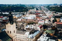 Een mening van hierboven over het historische centrum van Lviv De daken van de oude stad Daken van Lviv, de Oekraïne Royalty-vrije Stock Foto Een mening van hierboven over het historische centrum van Lviv De daken van de oude stad Daken van Lviv, de Oekraïne Royalty-vrije Stock Foto
