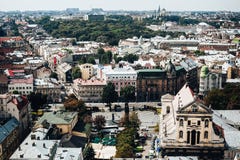 Een mening van hierboven over het historische centrum van Lviv De daken van de oude stad Daken van Lviv, de Oekraïne Stock Afbeelding Een mening van hierboven over het historische centrum van Lviv De daken van de oude stad Daken van Lviv, de Oekraïne Stock Afbeelding