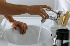Een mens in de ochtendwassen in een heldere badkamers stock fotografie Een mens in de ochtendwassen in een heldere badkamers stock fotografie