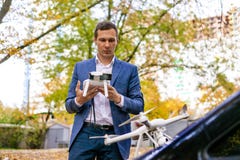 Een mens in een kostuum lanceert een hommel in een park royalty-vrije stock fotografie Een mens in een kostuum lanceert een hommel in een park royalty-vrije stock fotografie