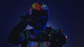 Een mens met een baard in het ultraviolette licht Magische passen met handen stock footage Een mens met een baard in het ultraviolette licht Magische passen met handen stock footage