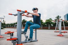 Een mens in virtuele werkelijkheidsglazen doet sporten Toekomstig technologieconcept Moderne weergavetechnologie Klassen binnen Royalty-vrije Stock Foto's Een mens in virtuele werkelijkheidsglazen doet sporten Toekomstig technologieconcept Moderne weergavetechnologie Klassen binnen Royalty-vrije Stock Foto's