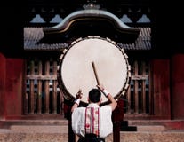 Een mens voert traditionele Japanse trommel uit stock afbeeldingen Een mens voert traditionele Japanse trommel uit stock afbeeldingen