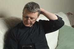 Een mens in een zwart overhemd leest een bericht in smartphone stock afbeeldingen Een mens in een zwart overhemd leest een bericht in smartphone stock afbeeldingen
