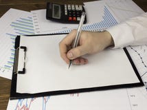 Een mensen` s hand houdt een pen op een leeg blad, een duiker, verbindingszaken royalty-vrije stock fotografie Een mensen` s hand houdt een pen op een leeg blad, een duiker, verbindingszaken royalty-vrije stock fotografie