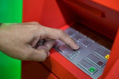 Een mensenhand die PIN/pass-code inzake ATM/bank-machinetoetsenbord ingaan stock foto's Een mensenhand die PIN/pass-code inzake ATM/bank-machinetoetsenbord ingaan stock foto's