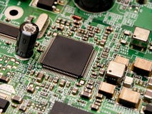 Een microchip op een kringsraad royalty-vrije stock afbeelding Een microchip op een kringsraad royalty-vrije stock afbeelding