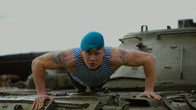 Een militair in een blauwe baret die opdrukoefeningen doen stock videobeelden Een militair in een blauwe baret die opdrukoefeningen doen stock videobeelden