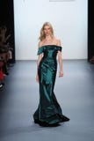 Een model loopt de baan bij de Michael Costello-modeshow royalty-vrije stock afbeelding Een model loopt de baan bij de Michael Costello-modeshow royalty-vrije stock afbeelding
