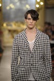 Een model loopt de baan tijdens Cristiano Burani toont als deel van Milan Fashion Week stock foto Een model loopt de baan tijdens Cristiano Burani toont als deel van Milan Fashion Week stock foto