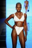 Een model loopt de baan voor de Bikinis van Gigi C tijdens de Paraiso-Maniermarkt royalty-vrije stock afbeeldingen Een model loopt de baan voor de Bikinis van Gigi C tijdens de Paraiso-Maniermarkt royalty-vrije stock afbeeldingen
