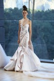 Een model loopt de baan voor Ines Di Santo Bridal toont Daling/de Winter van 2018 Inzameling stock afbeelding Een model loopt de baan voor Ines Di Santo Bridal toont Daling/de Winter van 2018 Inzameling stock afbeelding