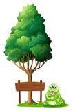 Een monster naast het lege houten uithangbord onder de boom Royalty-vrije Stock Afbeelding Een monster naast het lege houten uithangbord onder de boom Royalty-vrije Stock Afbeelding