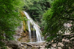 Een mooie waterval met duidelijk water die met stenen in het bos stromen royalty-vrije stock afbeelding Een mooie waterval met duidelijk water die met stenen in het bos stromen royalty-vrije stock afbeelding