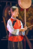 Een Naxi-vrouw presteert in een theater, Lijiang, China royalty-vrije stock foto's Een Naxi-vrouw presteert in een theater, Lijiang, China royalty-vrije stock foto's