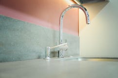 Een nieuwe keukengootsteen met kunstmatige steencountertop Het concept modern keukenbinnenland stock foto's Een nieuwe keukengootsteen met kunstmatige steencountertop Het concept modern keukenbinnenland stock foto's