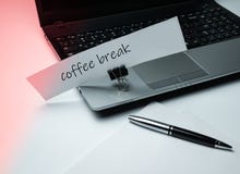 Een notitieboekje, een pak van document, een pen en een advertentie op een kantoorbehoeftenwasknijper Het thema van het bureau en stock fotografie Een notitieboekje, een pak van document, een pen en een advertentie op een kantoorbehoeftenwasknijper Het thema van het bureau en stock fotografie