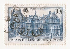 Een oude blauwe uitstekende Franse postzegel met een beeld het paleis van Luxemburg in Parijs royalty-vrije stock afbeeldingen Een oude blauwe uitstekende Franse postzegel met een beeld het paleis van Luxemburg in Parijs royalty-vrije stock afbeeldingen