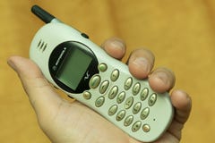 Een oude drukknopgsm telefoonmotorola met een in hand antenne stock afbeelding Een oude drukknopgsm telefoonmotorola met een in hand antenne stock afbeelding
