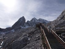 Een Overweldigende mening van Jade Dragon Snow Mountain in Lijiang Yunnan P stock foto's Een Overweldigende mening van Jade Dragon Snow Mountain in Lijiang Yunnan P stock foto's