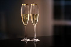 Een paar glazen champagne in het binnenland royalty-vrije stock fotografie Een paar glazen champagne in het binnenland royalty-vrije stock fotografie