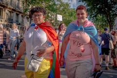 Een paar lesbienne die vrije omhelzingen aanbieden bij 2018 Parijs Gay Pride stock foto Een paar lesbienne die vrije omhelzingen aanbieden bij 2018 Parijs Gay Pride stock foto