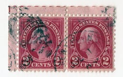 Een paar oude rode uitstekende Amerikaanse postzegels met het beeld van George Washington royalty-vrije stock afbeelding Een paar oude rode uitstekende Amerikaanse postzegels met het beeld van George Washington royalty-vrije stock afbeelding