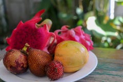Een plaat met Aziatische tropische vruchten als woestijn of eenvoudig fruit van de schoteldraak, mango, slangfruit stock foto's Een plaat met Aziatische tropische vruchten als woestijn of eenvoudig fruit van de schoteldraak, mango, slangfruit stock foto's