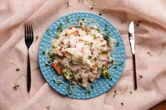 Een plaat met smakelijke Caesar-salade royalty-vrije stock afbeelding Een plaat met smakelijke Caesar-salade royalty-vrije stock afbeelding