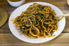 Een Plaat van Chinese Noedels stock afbeeldingen Een Plaat van Chinese Noedels stock afbeeldingen