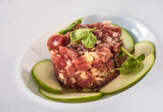 Een plaat van heerlijke tonijn tartare met groene appel stock afbeeldingen Een plaat van heerlijke tonijn tartare met groene appel stock afbeeldingen