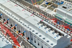 Een reeks modulaire magnetische schakelaars en een waaier van machtsstroomonderbrekers stock foto Een reeks modulaire magnetische schakelaars en een waaier van machtsstroomonderbrekers stock foto