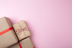 Een reeks vakjes voor giften in de hoek, lege ruimte voor tekst stock afbeeldingen Een reeks vakjes voor giften in de hoek, lege ruimte voor tekst stock afbeeldingen