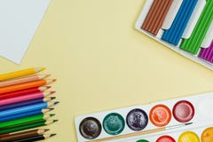 Een reeks voor creativiteit en tekening: waterverfverven, plasticine en multicolored potloden op een gele achtergrond Hoogste men royalty-vrije stock foto's Een reeks voor creativiteit en tekening: waterverfverven, plasticine en multicolored potloden op een gele achtergrond Hoogste men royalty-vrije stock foto's
