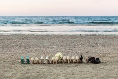 Een rij van bruidsmeisjes en groomsmen schoenen en een bruid` s boeket o Royalty-vrije Stock Foto Een rij van bruidsmeisjes en groomsmen schoenen en een bruid` s boeket o Royalty-vrije Stock Foto