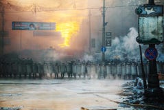 Een rij van de relpolitie bij Hrushevskogo-straat in Kiev, de Oekraïne Een rij van de relpolitie bij Hrushevskogo-straat in Kiev, de Oekraïne