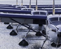 Een rij van gedokte watervliegtuigen royalty-vrije stock afbeelding Een rij van gedokte watervliegtuigen royalty-vrije stock afbeelding