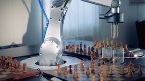 Een robot en een mens vangen elkaar de schaakstukken van ` s terwijl het spelen Een robot en een mens vangen elkaar de schaakstukken van ` s terwijl het spelen