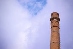 Een schoorsteen tegen een blauwe hemel stock afbeeldingen Een schoorsteen tegen een blauwe hemel stock afbeeldingen