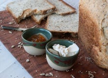 Een smakelijk en gezond ontbijt in een houten lijst over een witte achtergrond stock foto Een smakelijk en gezond ontbijt in een houten lijst over een witte achtergrond stock foto