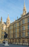 Een standbeeld van Koning Richard I, ook als Richard Lionheart wordt bekend outisde de Huizen van het Parlement in Londen dat royalty-vrije stock foto Een standbeeld van Koning Richard I, ook als Richard Lionheart wordt bekend outisde de Huizen van het Parlement in Londen dat royalty-vrije stock foto
