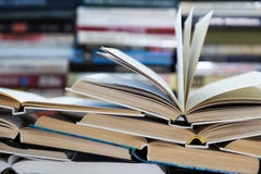 Een stapel boeken met kleurrijke dekking De bibliotheek of de boekhandel Boeken of handboeken Onderwijs en lezing Een stapel boeken met kleurrijke dekking De bibliotheek of de boekhandel Boeken of handboeken Onderwijs en lezing