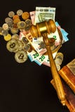 Een steekpenning voor het gerecht Corruptie in rechtvaardigheid Het beoordelen van hamer en euro bankbiljetten Oordeel voor geld royalty-vrije stock foto Een steekpenning voor het gerecht Corruptie in rechtvaardigheid Het beoordelen van hamer en euro bankbiljetten Oordeel voor geld royalty-vrije stock foto