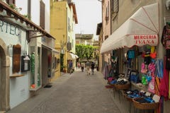 Een straat in Sirmione, Italië stock foto Een straat in Sirmione, Italië stock foto