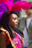 Een straatdanser bij de Heuvel Carnaval van Londen Notting royalty-vrije stock fotografie Een straatdanser bij de Heuvel Carnaval van Londen Notting royalty-vrije stock fotografie