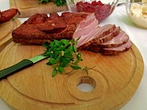Een stuk van gerookte spons hakte op een houten die raad met een groene installatie wordt verfraaid Vet high-protein hoog-calorie stock foto's Een stuk van gerookte spons hakte op een houten die raad met een groene installatie wordt verfraaid Vet high-protein hoog-calorie stock foto's