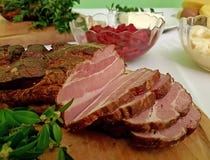Een stuk van gerookte spons hakte op een houten die raad met een groene installatie wordt verfraaid Vet high-protein hoog-calorie royalty-vrije stock fotografie Een stuk van gerookte spons hakte op een houten die raad met een groene installatie wordt verfraaid Vet high-protein hoog-calorie royalty-vrije stock fotografie