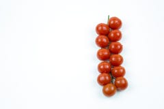 Een tak van verse rode die tomaten met waterdalingen op witte achtergrond worden geïsoleerd stock fotografie Een tak van verse rode die tomaten met waterdalingen op witte achtergrond worden geïsoleerd stock fotografie
