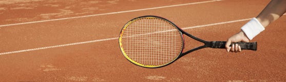 Een tennisspeler treft voorbereidingen om een tennisbal tijdens een gelijke te dienen royalty-vrije stock foto's Een tennisspeler treft voorbereidingen om een tennisbal tijdens een gelijke te dienen royalty-vrije stock foto's